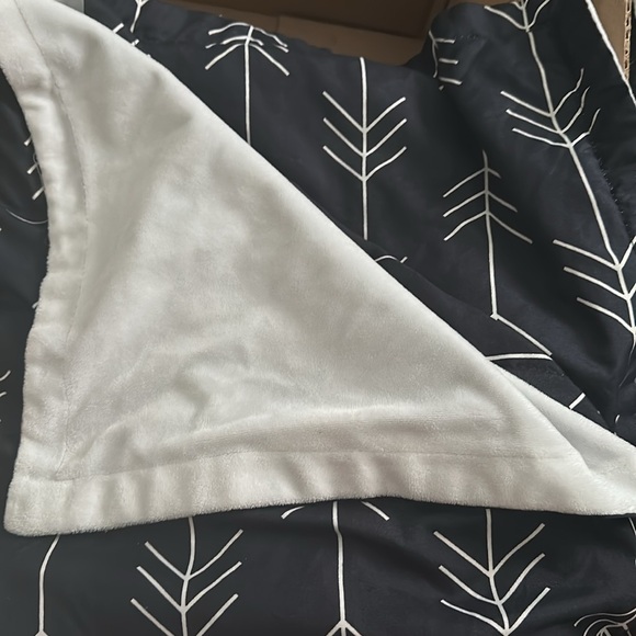 ❗️MUST GO❗️ 6 piece Arrow Crib Set - Picture 3 of 3